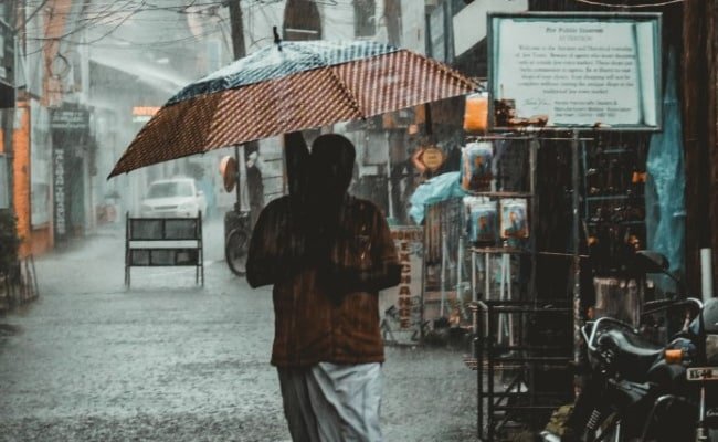 Suburbs Of Mumbai, Nearby Areas Receive Unseasonal Rain